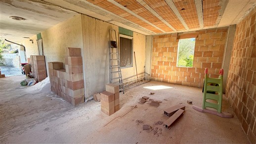 Villetta Con Trullo e Deposito in Zona Collinare